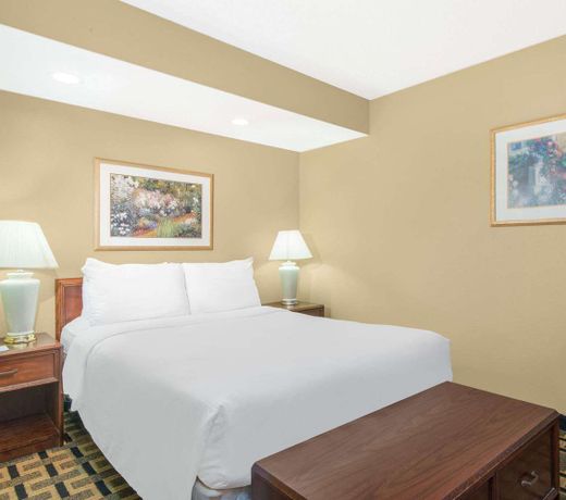 Hawthorn Suites Wichita East
