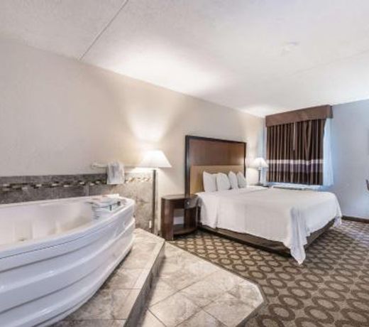 Econo Lodge Inn & Suites