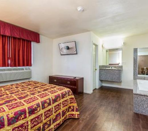 Colonial Pool & Spa Motel