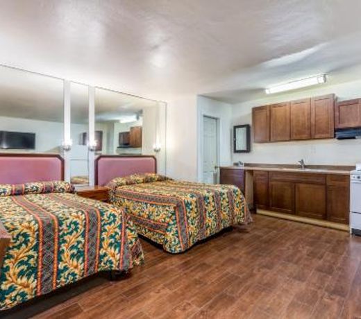 Colonial Pool & Spa Motel