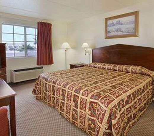 Days Inn & Suites by Wyndham Laredo