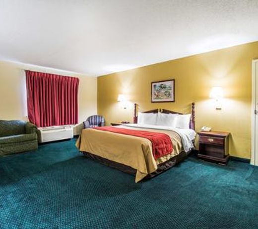 Super 8 by Wyndham Montgomery I-65