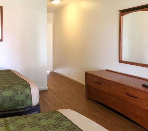 Econo Lodge Inn & Suites Oakland Airport