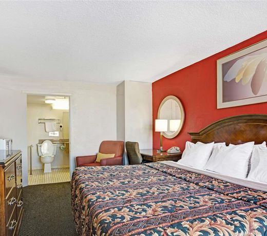 Days Inn by Wyndham Norfolk Military Circle