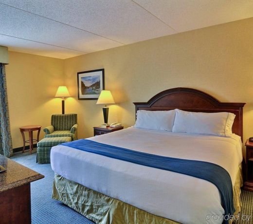 Holiday Inn Express State College at Williamsburg Square, an IHG Hotel