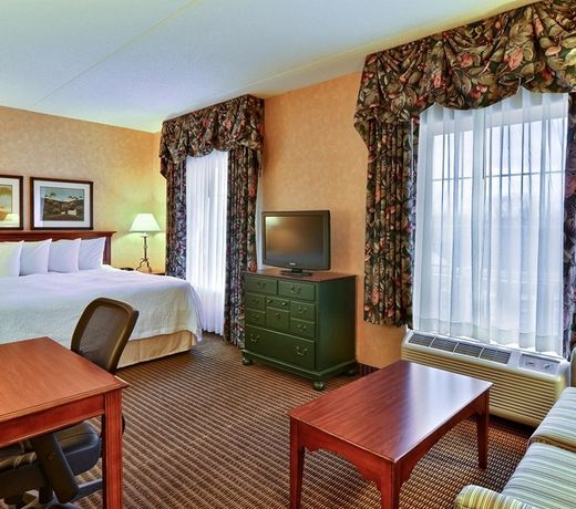 Hampton Inn & Suites State College at Williamsburg Square