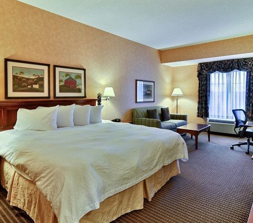 Hampton Inn & Suites State College at Williamsburg Square