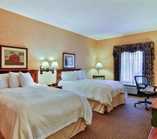 Hampton Inn & Suites State College at Williamsburg Square