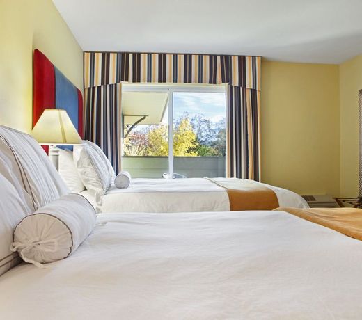 Plaza Inn & Suites at Ashland Creek