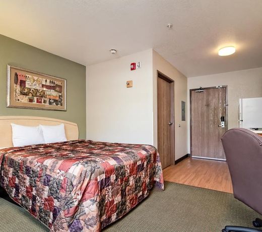 HomeTowne Studios & Suites by Red Roof Bentonville