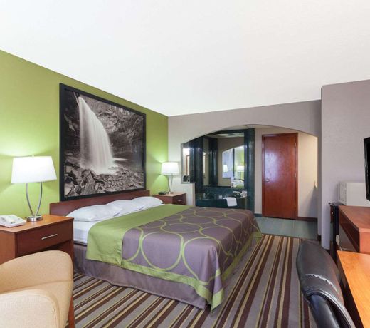 Super 8 by Wyndham Clarksville Northeast