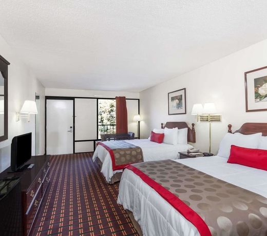 Travelodge by Wyndham Clarksville