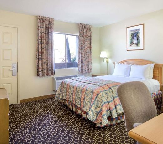 Days Inn Suites