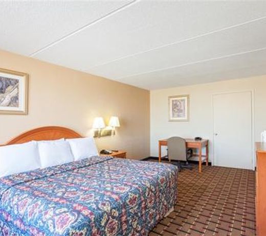 Days Inn & Suites by Wyndham Pigeon Forge