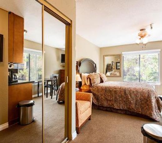 Carriage House Condominiums by All Seasons Resort Lodging
