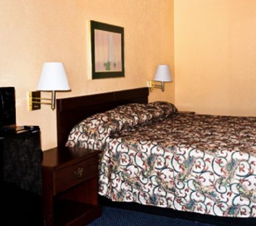 Econo Lodge Inn & Suites I-64 & US 13