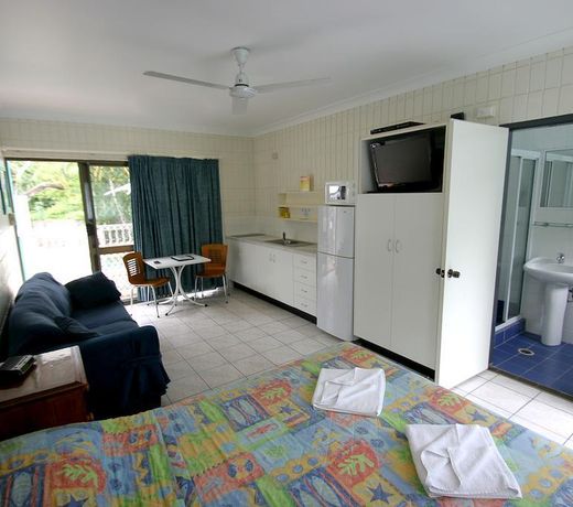 Tropical Palms Resort & 4WD Hire