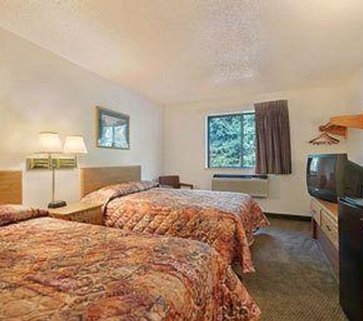 Super 8 by Wyndham Roanoke VA