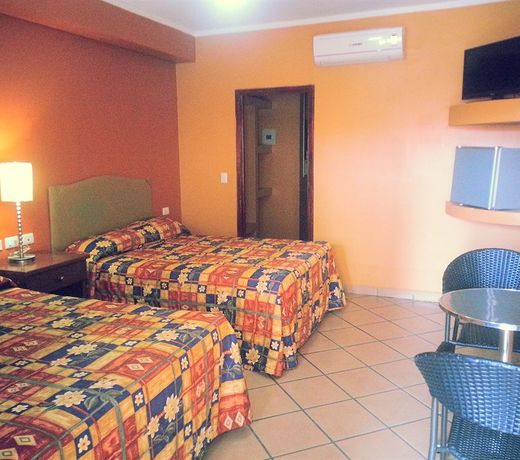 Hotel Plaza Los Arcos