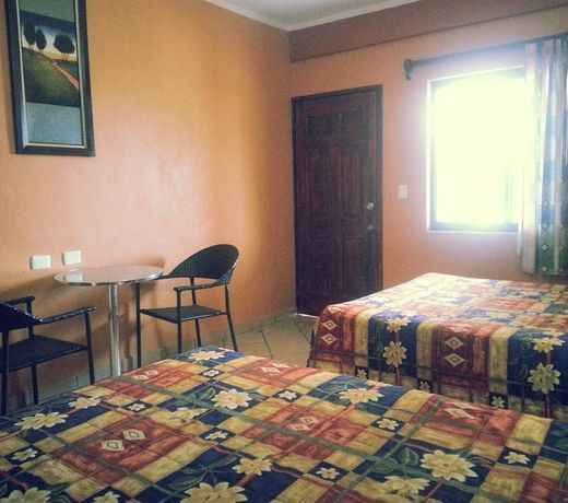 Hotel Plaza Los Arcos