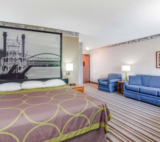 Super 8 by Wyndham Green Bay Near Stadium