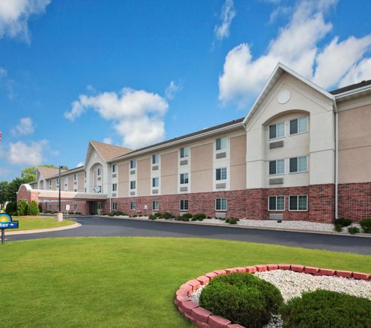 Days Inn & Suites by Wyndham Green Bay WI