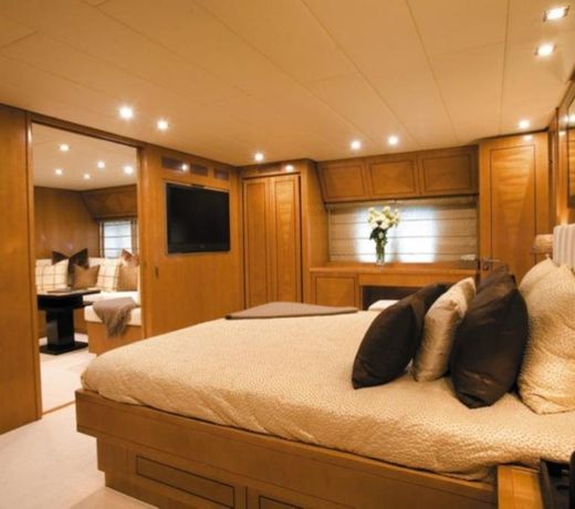 YACHT CARAMIA