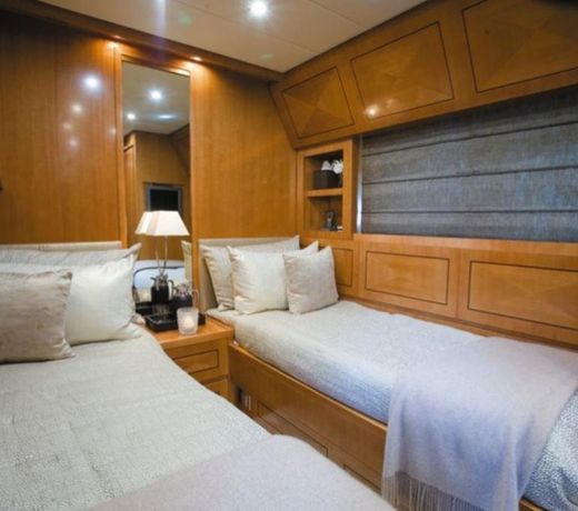 YACHT CARAMIA