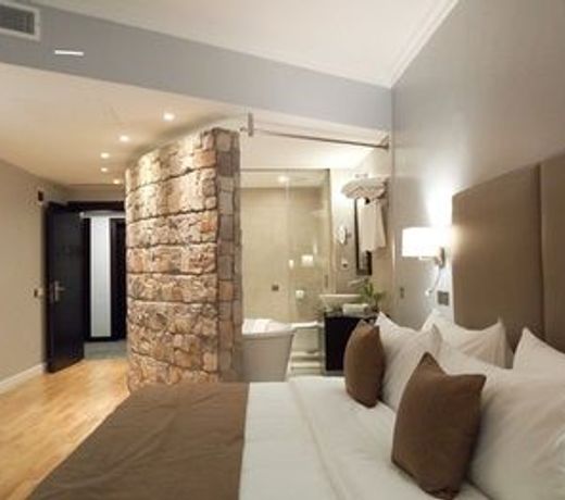 Leola Hotel, Ikeja