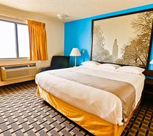 Super 8 by Wyndham Lincoln West