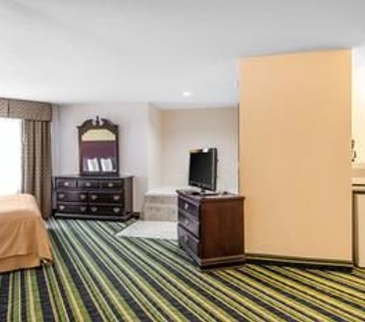 Quality Suites Kansas City International Airport