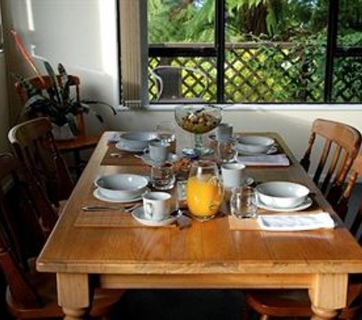 Lone Kauri Lodge Karekare