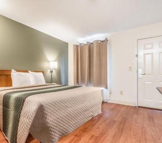 HomeTowne Studios by Red Roof Phoenix - West