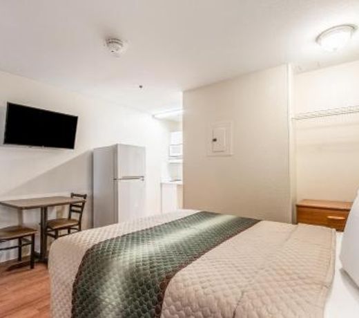 HomeTowne Studios by Red Roof Phoenix - West