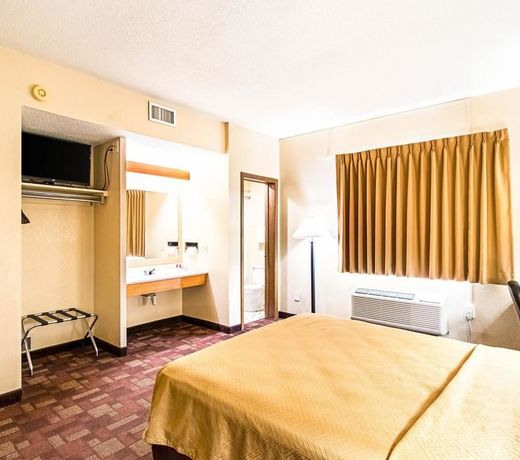 Econo Lodge Watertown