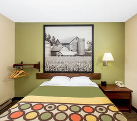 Super 8 by Wyndham Fairmont