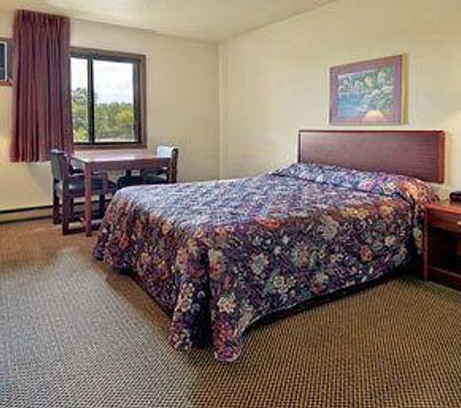 Super 8 by Wyndham Fairmont
