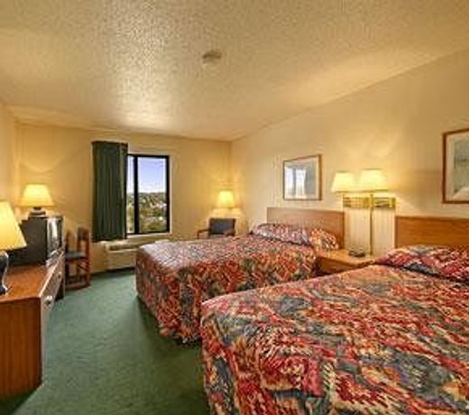 Super 8 by Wyndham Hannibal