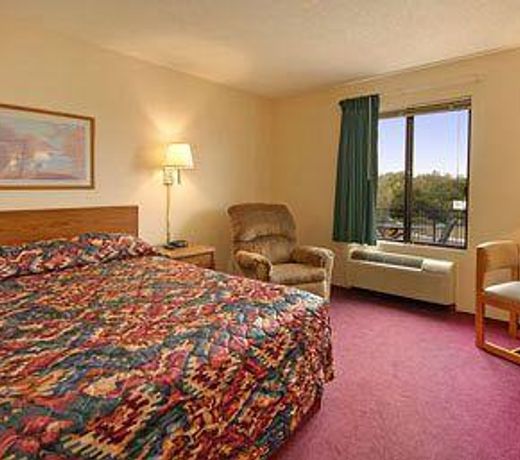Super 8 by Wyndham Hannibal