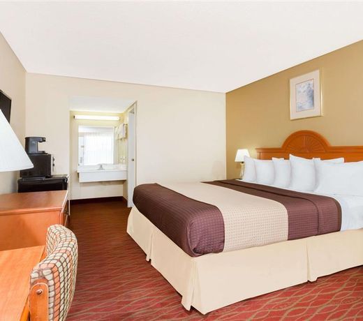 Days Inn by Wyndham Staunton