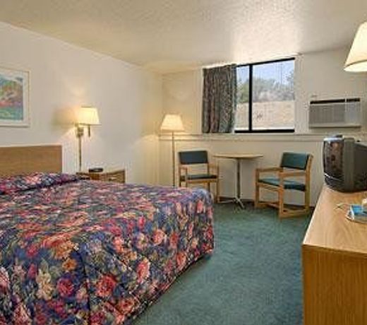 Super 8 by Wyndham Belle Fourche SD
