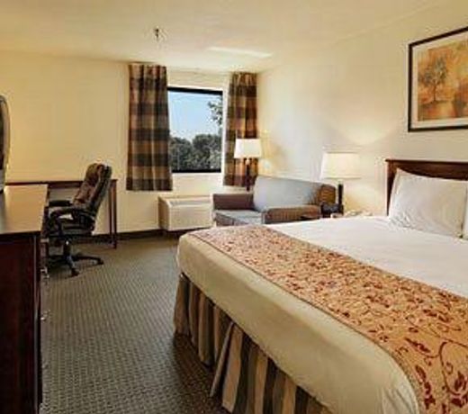 Ramada by Wyndham Bettendorf