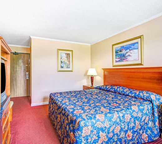 Super 8 by Wyndham Suffolk Tidewater