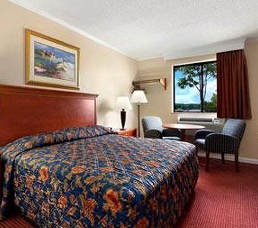 Super 8 by Wyndham Suffolk Tidewater