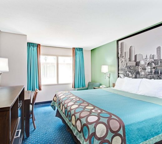 Super 8 by Wyndham Brockton