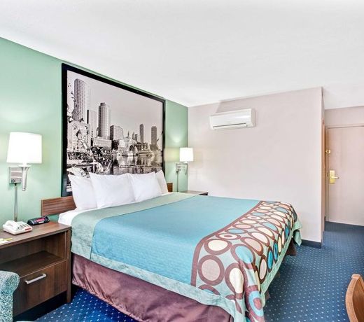 Super 8 by Wyndham Brockton