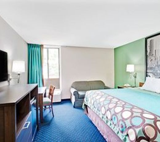 Super 8 by Wyndham Brockton