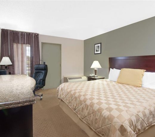Super 8 by Wyndham Brook Park Cleveland