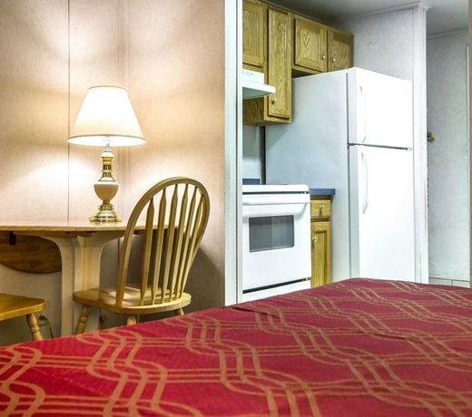 Rodeway Inn & Suites Brunswick near Hwy 1