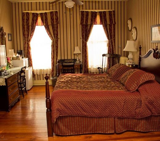 THE YANKEE PEDLAR INN